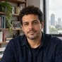Retrato ilustrativo de Rafael Lacerda Moreira na assinatura do artigo